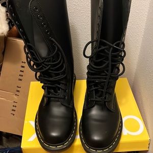 Womens EUC Dr marten tall boots size 8